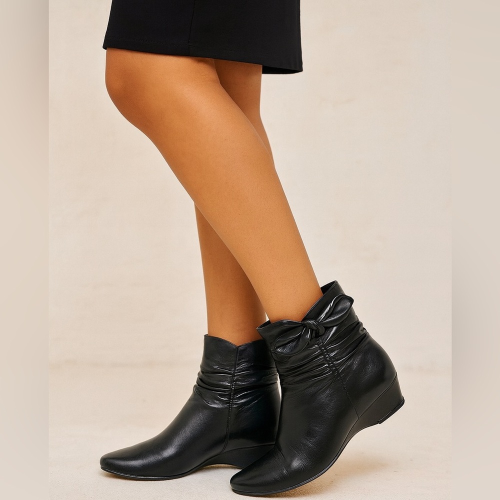 Antia Women's black leather Cindy ankle boots XWIDE